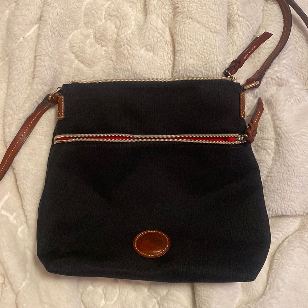 BRAND NEW DOONEY & BOURKE SMALL CUTE WORK BAG WITH LOTS OF POCKETS & RED LINING